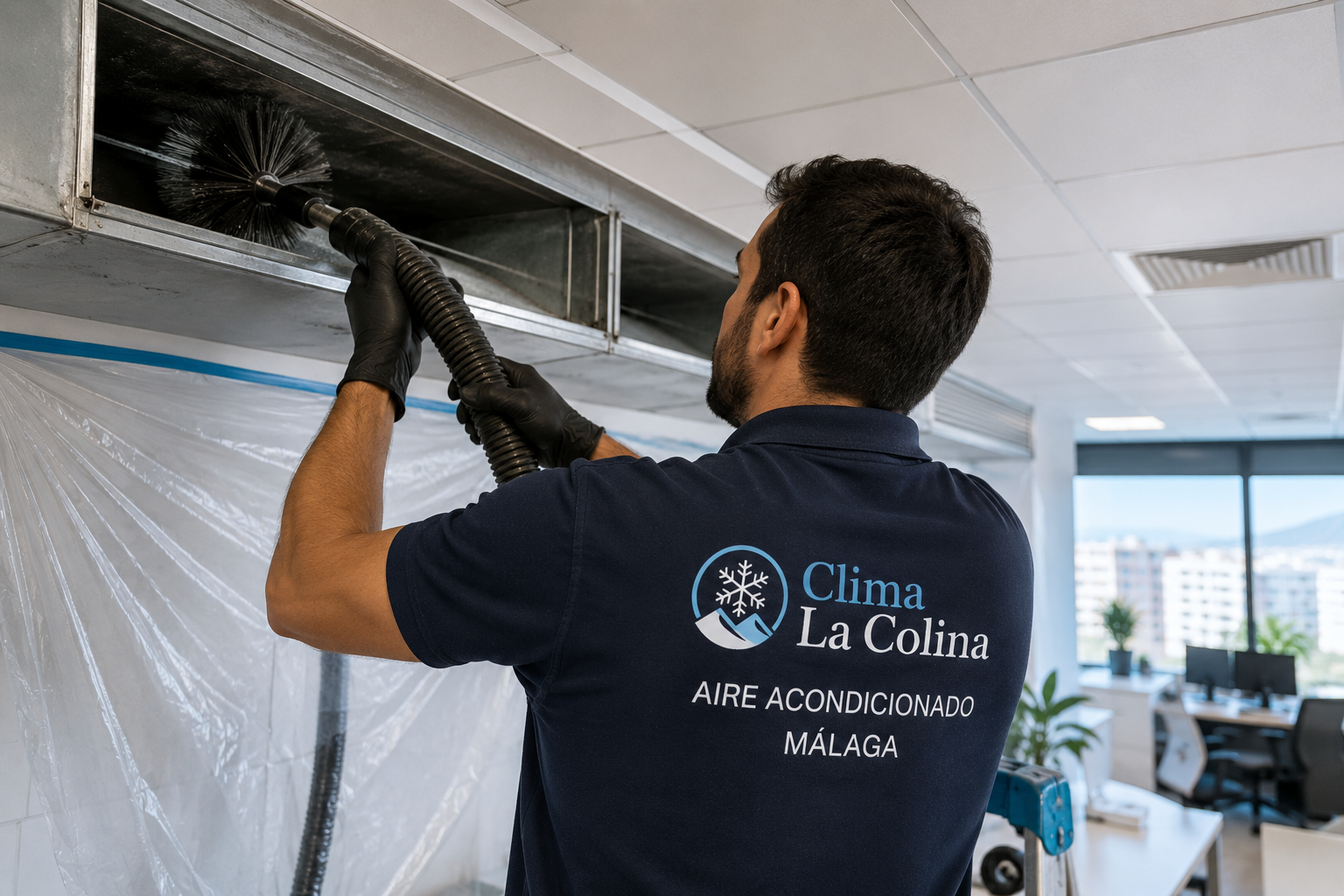 Técnico realizando limpieza de aire acondicionado por conductos en Málaga